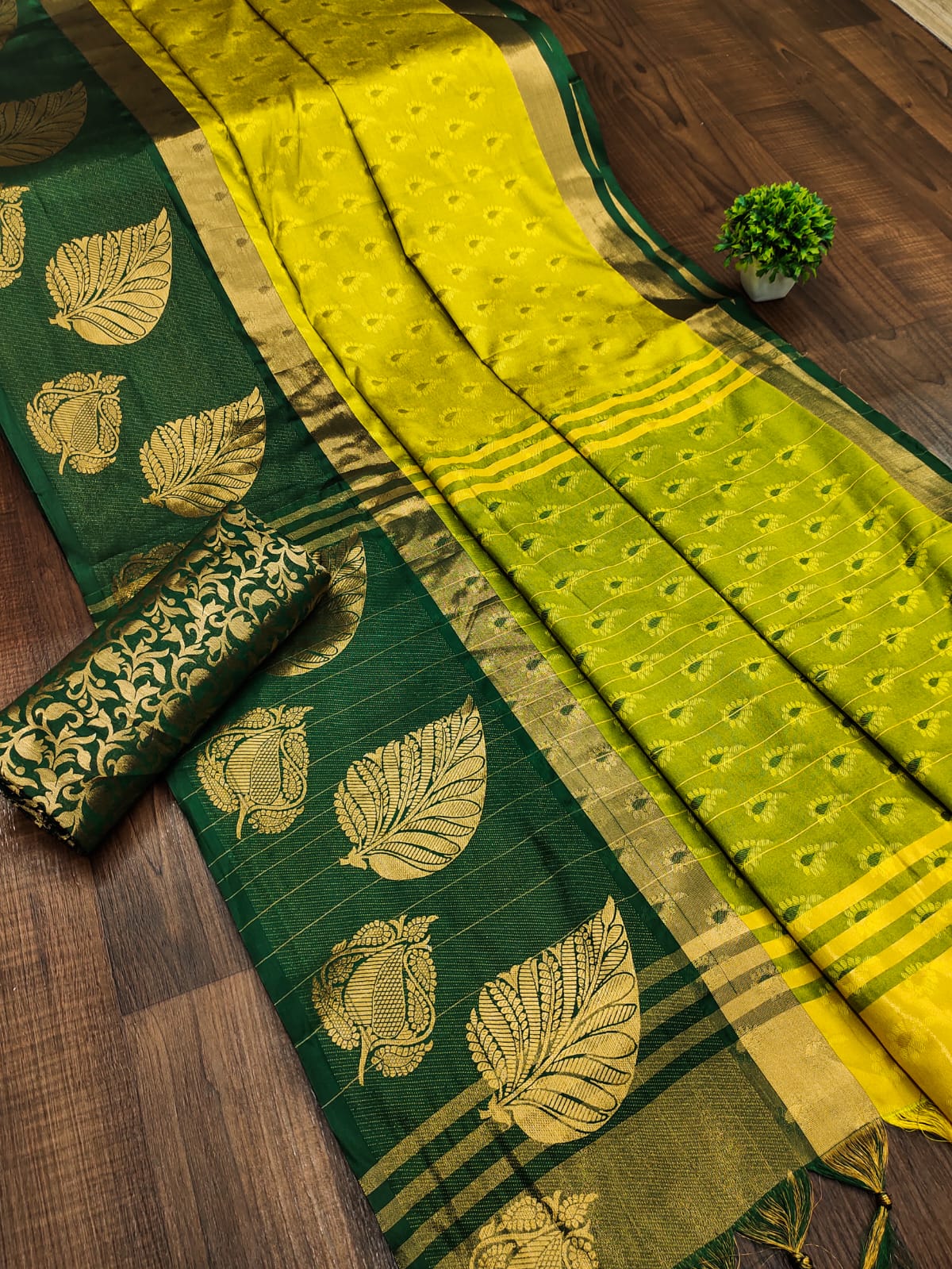 Lemon Green Goldenpatti Design Kanjivaram Silk Saree