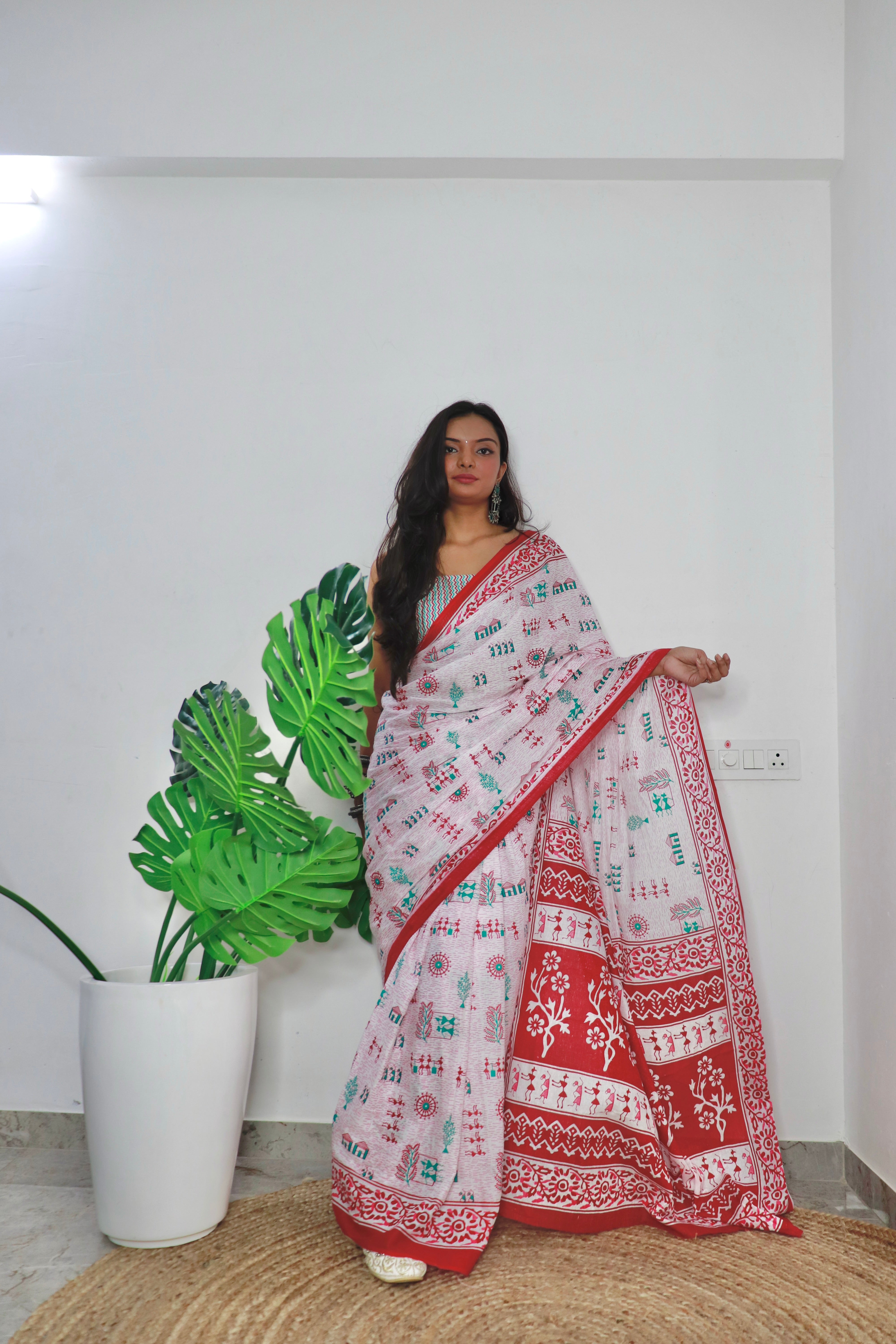 White Printed 100% Soft Pure Cotton Saree With Unstitched Blouse.