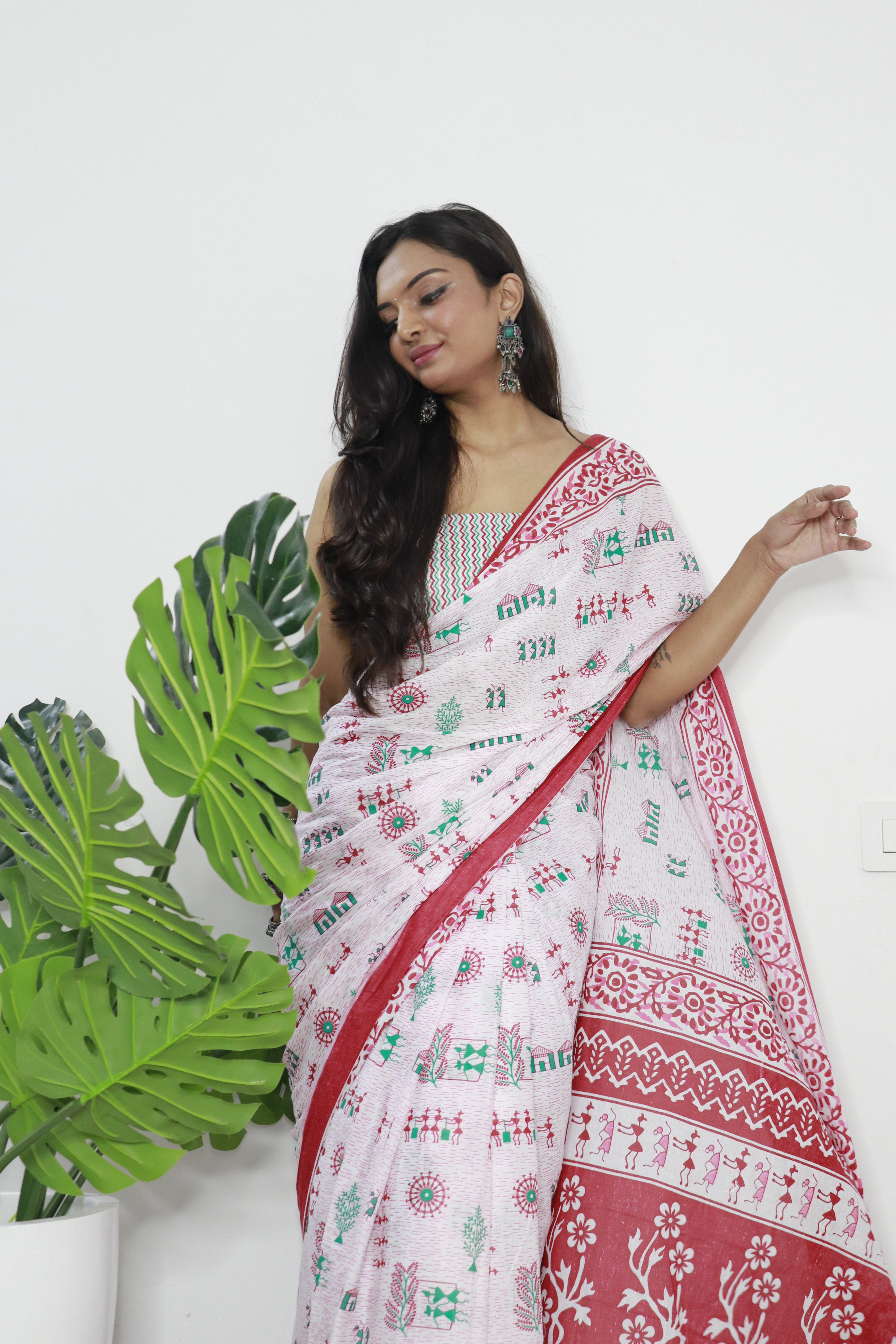 White Printed 100% Soft Pure Cotton Saree With Unstitched Blouse.