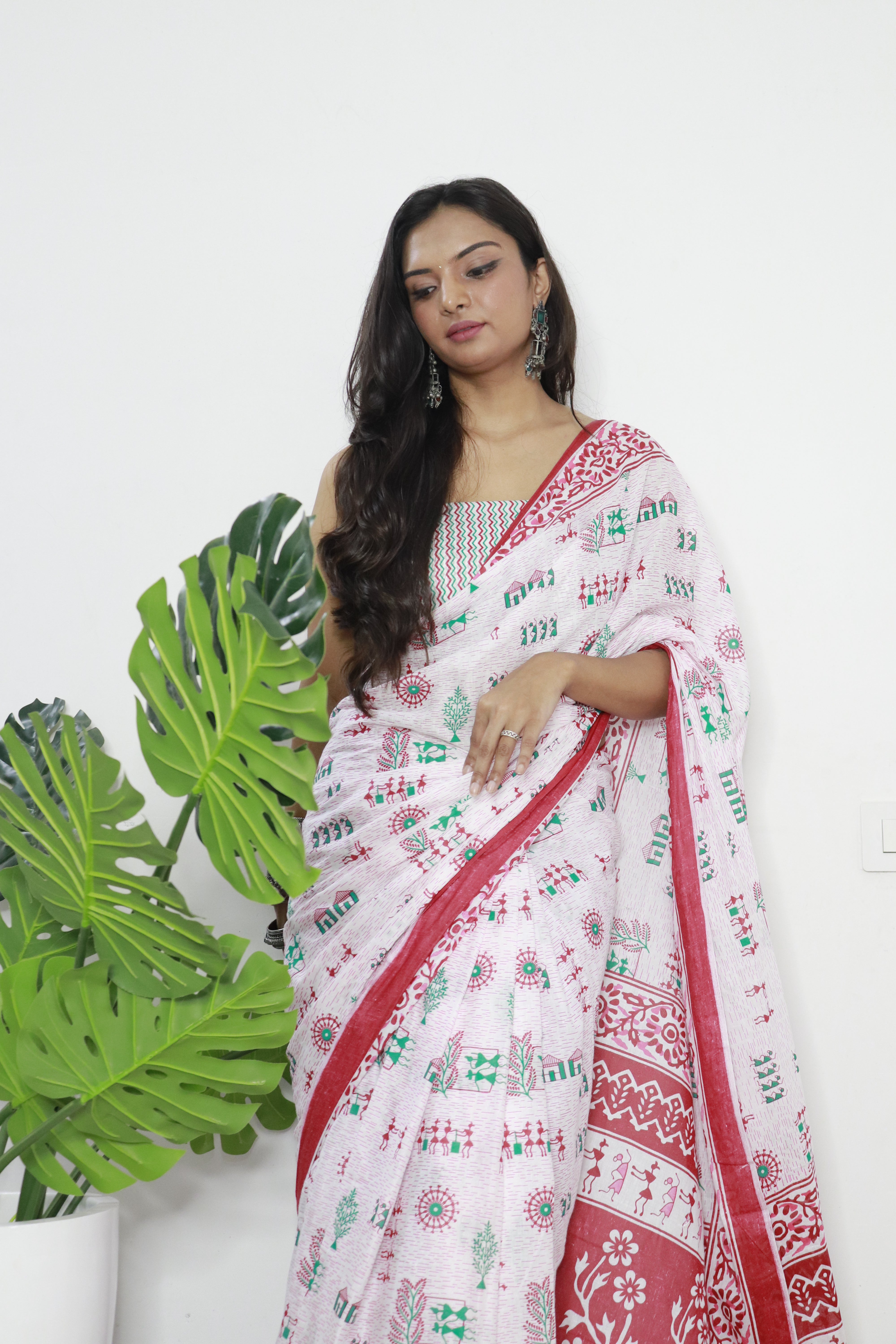 White Printed 100% Soft Pure Cotton Saree With Unstitched Blouse.