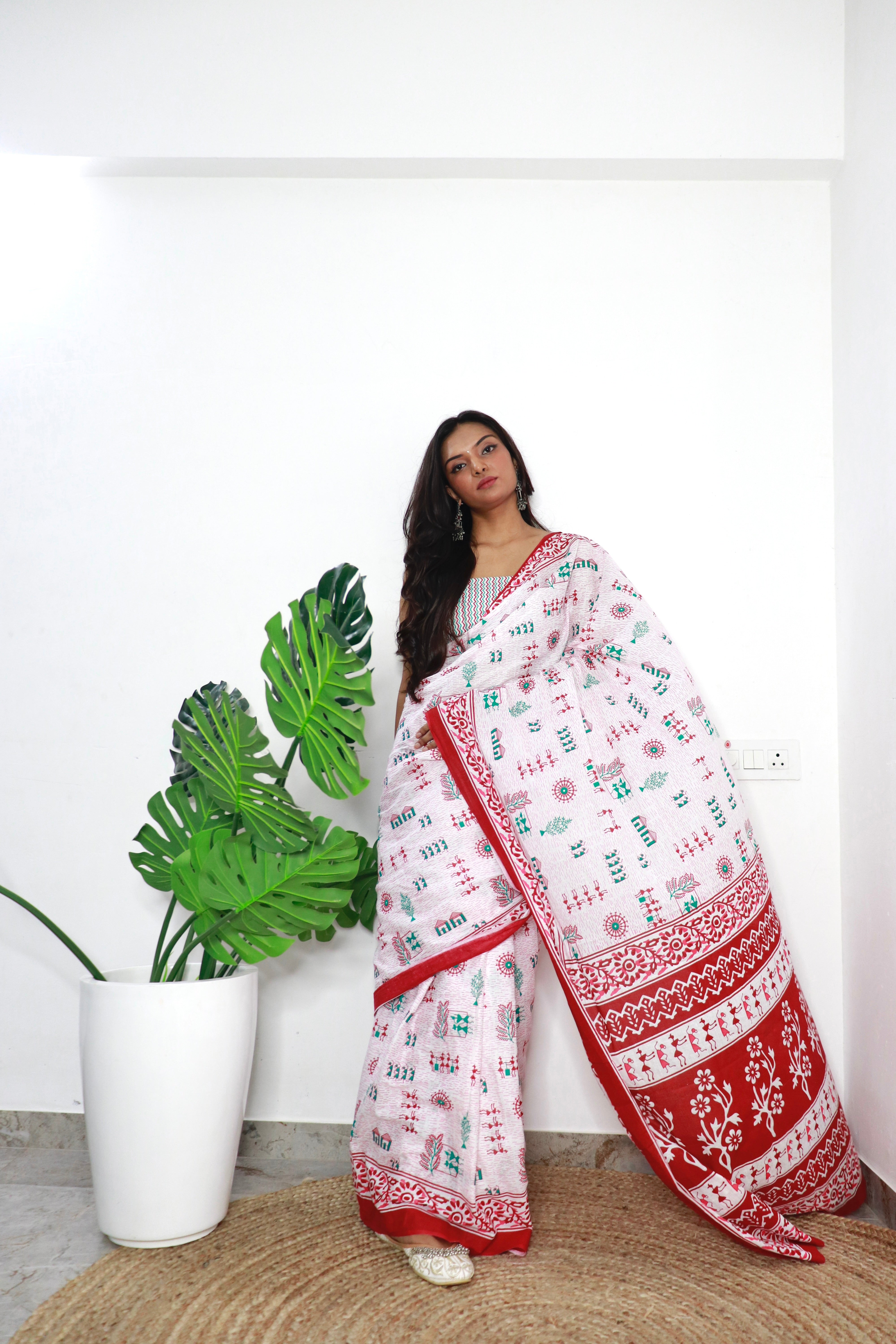 White Printed 100% Soft Pure Cotton Saree With Unstitched Blouse.