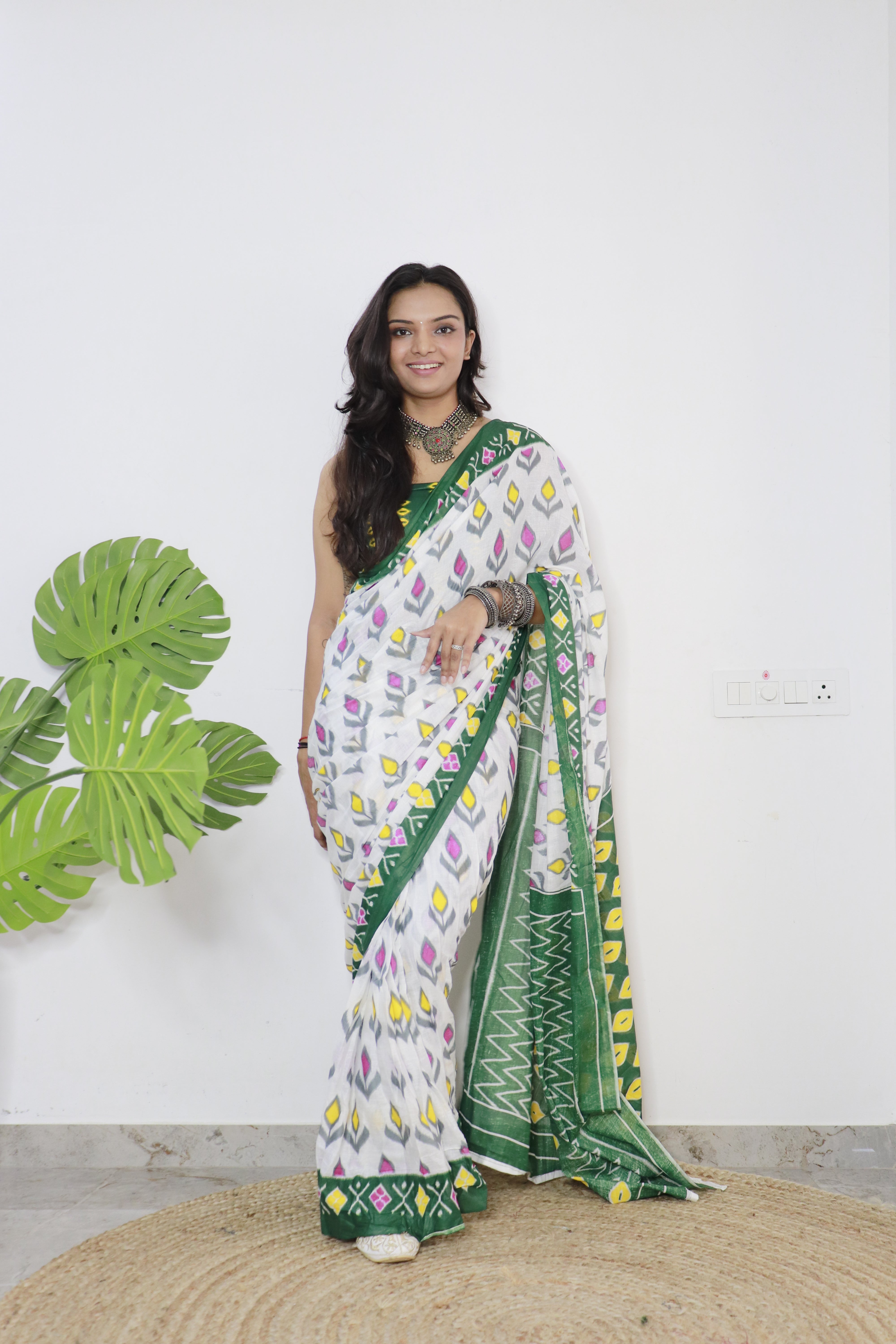 White Printed 100% Soft Pure Cotton Saree With Unstitched Blouse.