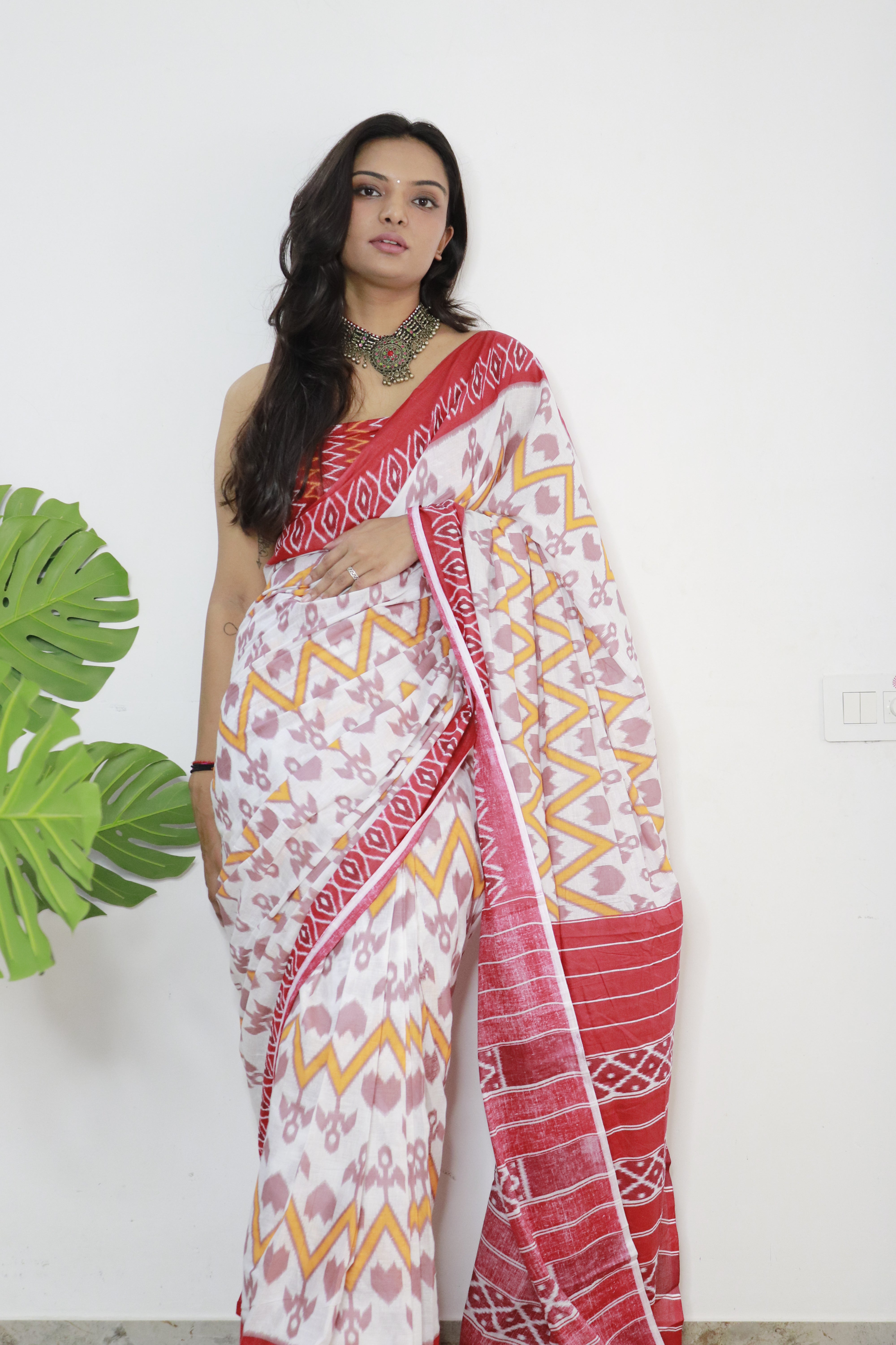 White Red Printed 100% Soft Pure Cotton Saree With Unstitched Blouse.