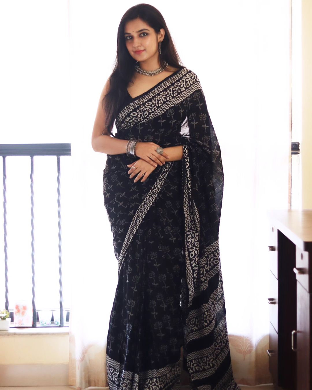 1-Minute Ready To Wear Beautiful Black Pure Soft Linen Silk Saree With Unstitched Blouse.